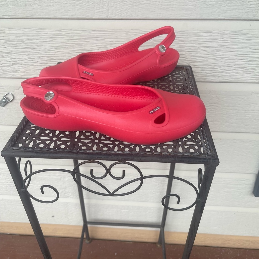 Crocs women’s Olivia flat. Red. Size 9. Color pops! Gently used.